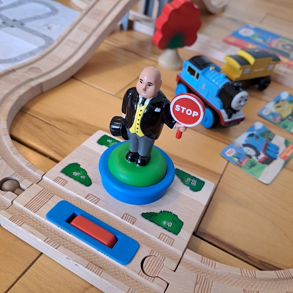 BATTERY OPERATED SIR TOPHAM HATT FIGURE 8 SET Thomas Train Wooden Railway - Picture 4 of 16